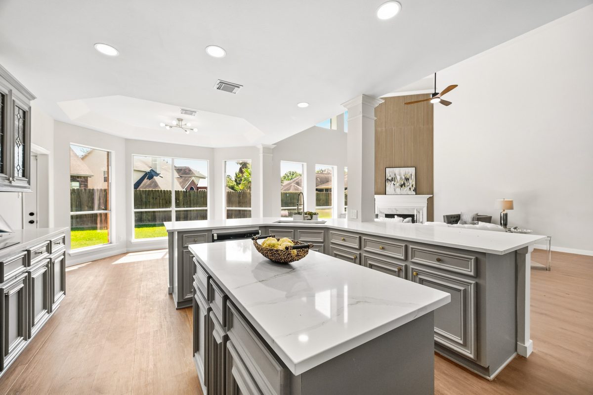 Ashvale — renovated living space, photo 3